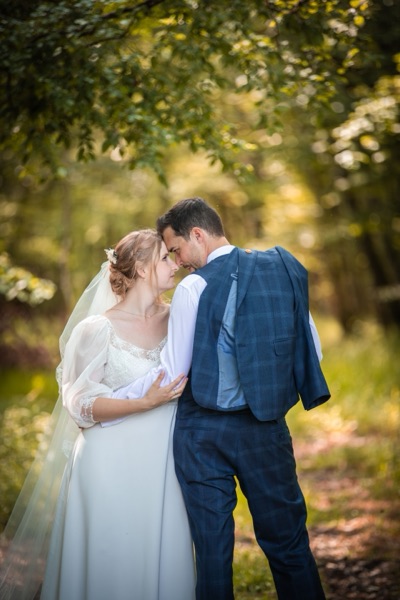 Couple de mariés en sous-bois